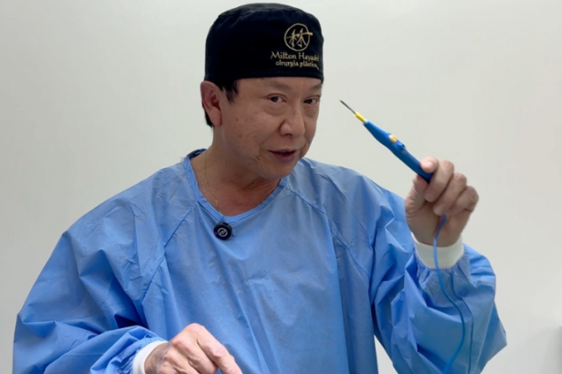 Dr. Milton Seigi Hayashi esclarece dúvidas sobre dor e recuperação em cirurgias plásticas.