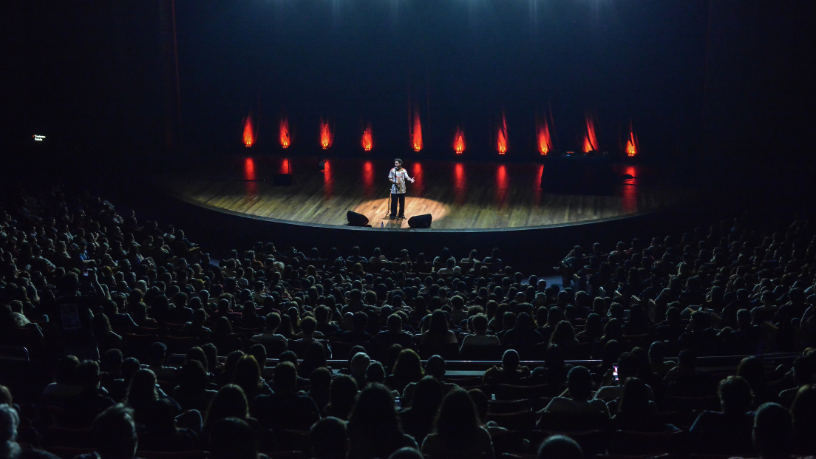 A Non Stop apresenta Gio Lisboa em um espetáculo único de Fora da Plateia direto para BH. (Créditos: Clara Lins)