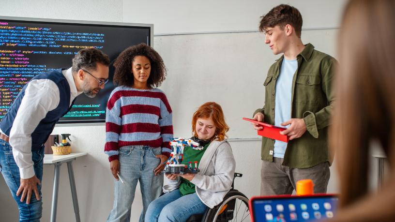 Sérgio Bento De Araújo explica como participar de olimpíadas de robótica e concursos educacionais pode unir aprendizado e entretenimento para desenvolver competências essenciais.