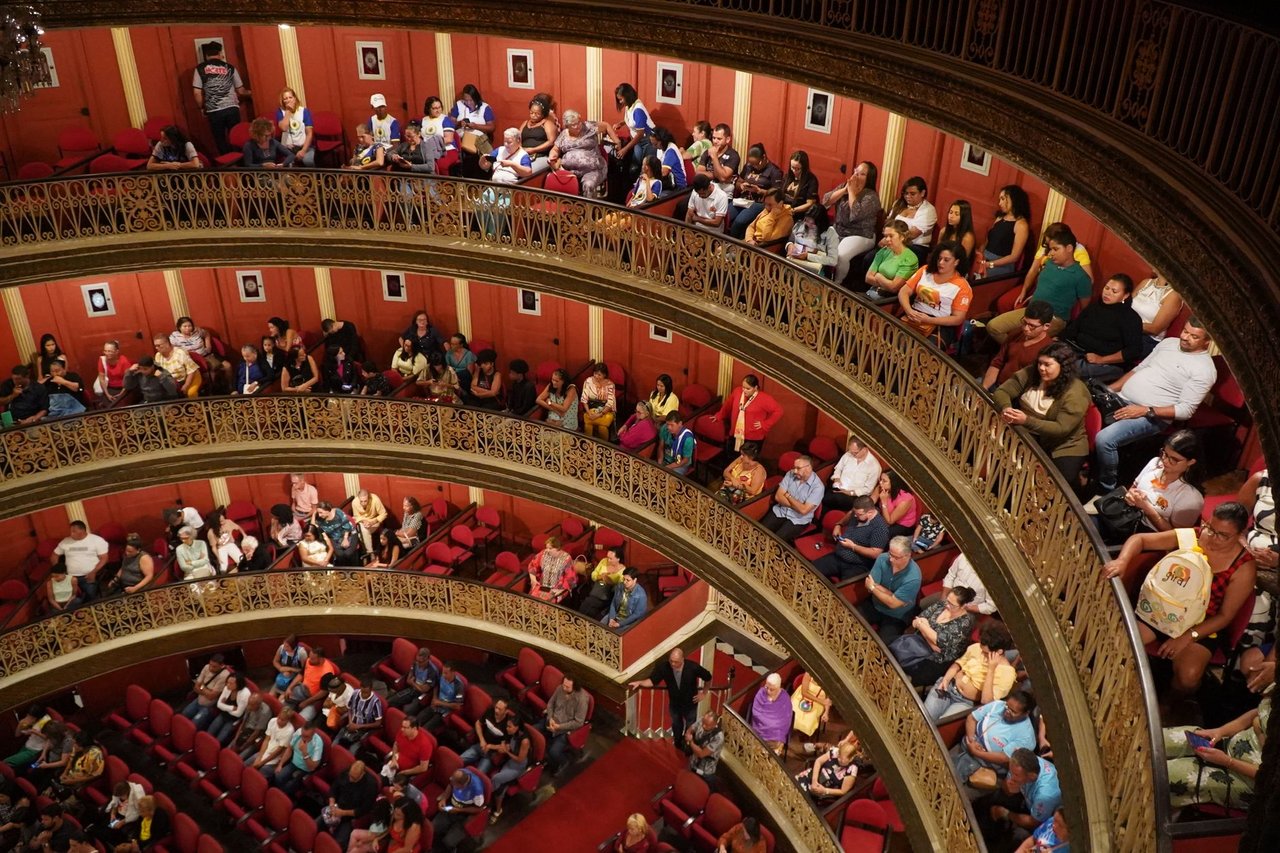 Público acompanha uma apresentação no Teatro Santa Isabel, em Recife, diante da arquitetura histórica do espaço.
